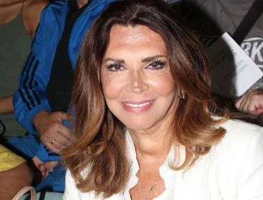 Σκηνοθέτης περιγράφει απίστευτο περιστατικό με την Μιμή Ντενίση: «Ήταν ντυμένη Αυτοκράτειρα Θεοδώρα και έτρωγε πιτόγυρα»